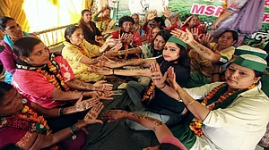 अंतरराष्ट्रीय महिला दिवस पर किसानों को सर्मथन देने दिल्ली बॉर्डर पर पहुंचीं महिलाएं, लगा रहीं ‘इंकलाबी मेहंदी’