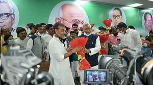 बिहार में नीतीश-कुशवाहा मिलन के पीछे बीजेपी का खौफ, एक-दूसरे की जरूरत ने कराया सियासी विलय!