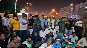 राकेश टिकैत पर हमले के खिलाफ एक्सप्रेस वे पर धरने पर बैठे किसान, नेता की अपील के बाद उठे