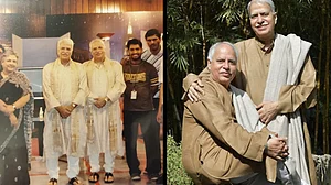 पहली फोटो में सबसे बाईं तरफ लेखिका मृणाल पांडे पंडित राजन मिश्रा और साजन मिश्रा के साथ, दूसरी फोटो में दोनों भाई एक सौम्य मुद्रा में