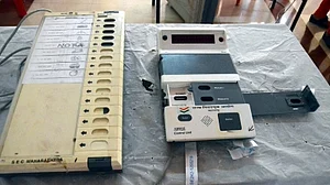 असम में BJP प्रत्याशी की गाड़ी में EVM, राहुल बोले- EC की गाड़ी ख़राब, BJP की नीयत ख़राब, लोकतंत्र की हालत ख़राब!'