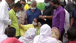 बैन हटते ही कूचबिहार पहुंचीं ममता, CISF की फायरिंग में मारे गए लोगों के परिवार से मिलीं
