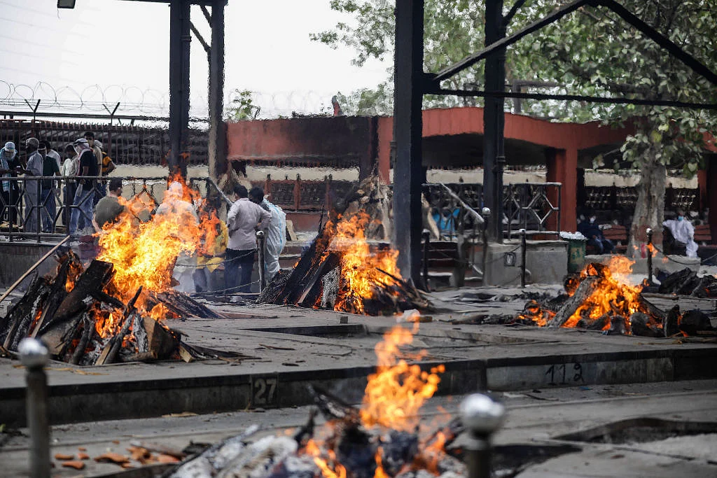 उखड़ती सांसों के बीच देश पूछ रहा, लाशें गिन लो या छिपा लो, पर मेरा दर्द नापने वाला ऑक्सीमीटर बना ही कहां है...