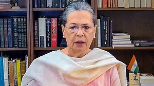 केरल के वोटरों के नाम सोनिया गांधी का पत्र: कहा- यूडीएफ को वोट देकर केरल को सामाजिक समरसता वाले विकास पथ पर ले जाएं