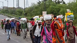 कोरोना और फिर लॉकडाउन के डर से प्रवासी मजदूरों का पलायन, UP में स्क्रीनिंग के लिए गाइडलाइंस जारी, जानें नियम