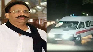 मुख्तार अंसारी को बुलेटप्रूफ जैकेट पहना बांदा जेल लेकर पहुंची यूपी पुलिस, ड्रोन की निगरानी में जेल में रखा गया