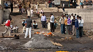 मोदी के संसदीय क्षेत्र का हाल! काशी में अंतिम क्रिया का भी व्यापार, कंधा देने के लिए 4 से 5 हजार रुपये की डिमांड