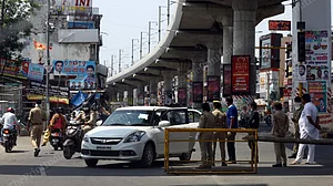 यूपी में कोरोना के नए नियम: एक केस मिला तो 25 मीटर का दायरा और 2 केस मिले तो 50 मीटर का दायर बनेगा कंटेंटमेंट जोन