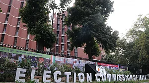 चुनाव आयोग ने अपनी रूलबुक से निष्पक्षता का पेज फाड़कर फेंका, प्रियंका ने बीजेपी नेता का बैन घटाने पर बोला हमला