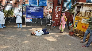 हाल ए दिल्लीः बड़े अस्पतालों की दहलीज पर मरीजों की बेबसी-लाचारी जारी