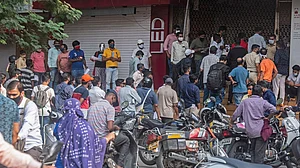 कोरोना के कहर के बीच रेमडेसिविर इंजेक्शन के लिए दिल्ली में रोते बिलखते दिखे परिजन, दुकान के बाहर गुजारी रात