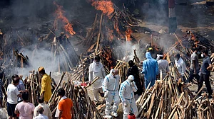 देश में कोरोना से हाहाकार! अब पशुओं के श्मशान घाट पर इंसानों के अंतिम संस्कार की आ रही नौबत!