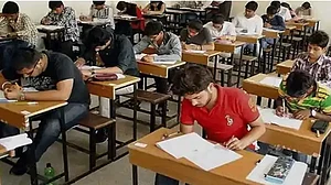 कोरोना से मचे कोहराम के बीच अब जेईई मेंस की परीक्षा भी स्थगित, केंद्रीय शिक्षा मंत्री ने दी जानकारी