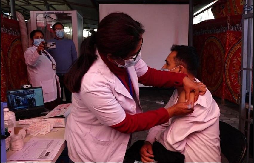 भारतीय व्यापारी नेपाल जाकर ले रहे हैं चीनी कोरोना टीका, जांच के बाद अधिकारियों ने बढ़ाई सख्ती