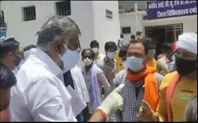 ऑक्सीजन मांगने पर मोदी के मंत्री ने दी थप्पड़ मारने की धमकी, कोरोना संकट में सामने आई अमानवीयता