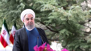 दुनिया की 5 बड़ी खबरें: ईरानी राष्ट्रपति रूहानी पर कानूनों की अवहेलना का आरोप और नासा के मार्स हेलिकॉप्टर की लॉन्चिंग में देरी