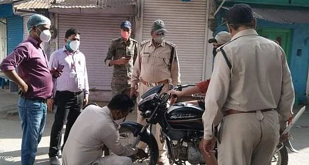 कोरोना से बचाव के लिए सख्ती जरूरी, लेकिन प्रशासनिक सख्ती की आड़ में प्रताड़ना की अनुमति किसने दी?