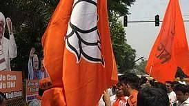 यूपी में योगी सरकार के खिलाफ भारी रोष! चुनाव से पहले नाराजगी दूर कराने में जुटी बीजेपी