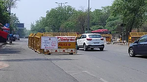 कोरोना के कहर के बीच दिल्ली में आज से अनलॉक प्रक्रिया शुरू, मेट्रो सेवा रहेगी बंद, जानें क्या-क्या खुलेगा?