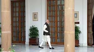 आकार पटेल का लेख: सरकार के फैसले एक ही व्यक्ति ले तो मास्टर स्ट्रोक भी होते हैं नाकाम, बेकाबू महामारी है इसका परिणाम