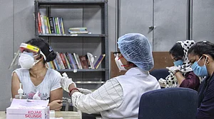 कोरोना से जंग: वैक्सीनेशन के लिए बिना अपॉइंटमेंट पहुंचे युवाओं को लौटना पड़ रहा है वापस