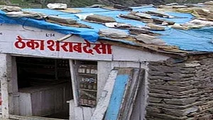 यूपी: 10 साल का बच्चा स्कूल छोड़ शराब बेचने को हुआ मजबूर, पिता और चाचा करवा रहा थे ये गंदा काम