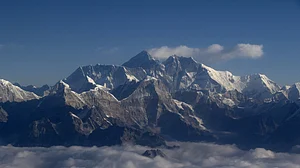 कोरोना वायरस के चलते चीन ने माउंट एवरेस्ट पर रद्द की चढ़ाई, 2 पर्वतारोही मिले थे मृत