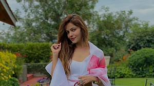 सिनेजीवन: कोरोना से लड़ने में योग ने की रुबीना की मदद और इस राज्य में बैन हुआ 'फैमिली मैन 2'