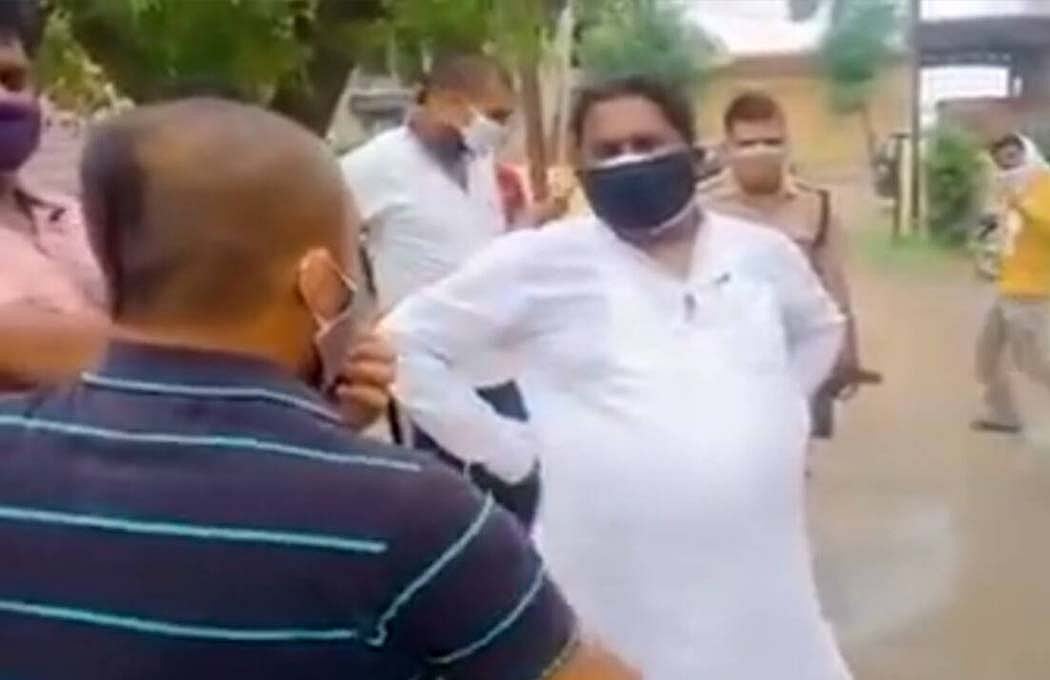 वीडियो: उत्तराखंड BJP विधायक की ग्रामीणों ने लगाई क्लास, बोले- वोट मांगने मत आ जाना, गैलरी में रखा है लट्ठ  