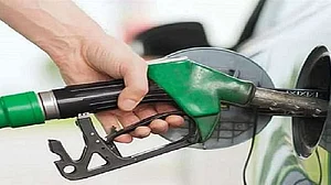 देश में फिर बढ़े तेल के दाम, पेट्रोल 100 के पार, जानें आपके शहर में क्या है नई कीमत