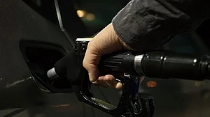 कोरोना के कहर के बीच देश की जनता को फिर लगा महंगाई का झटका, फिर बढ़े पेट्रोल-डीजल के दाम, जानें नई कीमत