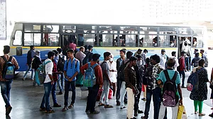कोरोना लॉकडाउन की मार से एक बार फिर प्रवासी मजदूरों का पलयान, इस राज्य से भागने की मची होड़, सुनाई आपबीती