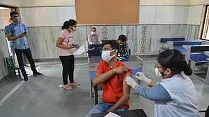 दिल्ली में कोरोना का कहर बरकरार, 24 घंटे में 341 लोगों की मौत, 19,832 नए केस मिले