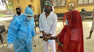 पीएम मोदी के संसदीय क्षेत्र वाराणसी में 'फेरीवाला' बने डॉक्टर, घर-घर घूम मरीजों की कर रहे जांच