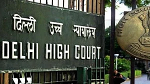 दिल्ली हाईकोर्ट की केंद्र को फटकार, कहा- शतुर्मुर्ग की तरह रेत में सिर देने से नहीं टलती मुसीबत