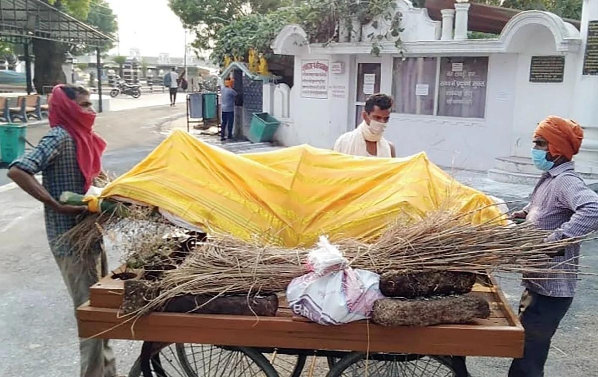 ग्राउंड रिपोर्ट: नदियों में तैरती-दबी लाशें दे रही हैं गवाही कि सरकारी आंकड़े झूठे हैं, गांवों में बेकाबू है कोरोना