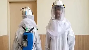 कोरोना योद्धाओं के लिए मुंबई के छात्र ने बनाई 'कूल' पीपीई किट, जानिए कैसे काम करता है ये