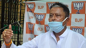 बंगाल बीजेपी में पड़ने लगीं दरारें! कई विधायक और सांसद तृणमूल के संपर्क में, मुकुल राय नहीं आए विधायकों की बैठक में