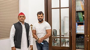 यूपी चुनाव में लगेगा भोजपुरी सितारों के ग्लैमर का तड़का, अखिलेश से मिले खेसारी लाल यादव