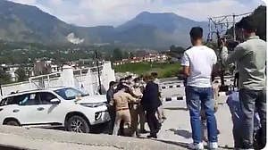हिमाचल प्रदेश में गडकरी के सामने भिड़े पुलिस अफसर, सीएम के सामने भी नहीं माने, चलाते रहे लात-घूंसे
