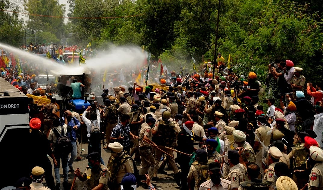 किसानों ने पंजाब और हरियाणा में दिखाई ताकत, चंंडीगढ़ घेरा तो अधिकारियों ने राज्यपालों के नाम लिया ज्ञापन