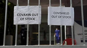 वैक्सीन की किल्लत के कारण वीरान पड़े वैक्सीनेशन सेंटर, दिल्ली, बंगाल, असम, पंजाब समेत कई राज्यों में स्टॉक समाप्त