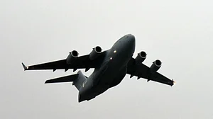 भोपाल से फ्लाइट को हाईजैक कर पाकिस्तान ले जाने की धमकी, भोपाल-इंदौर हवाई अड्डों की बढ़ी सुरक्षा, शख्स गिरफ्तार