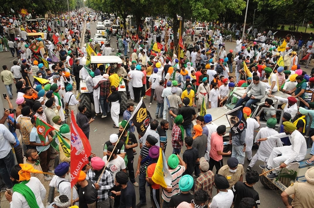 किसानों ने पंजाब और हरियाणा में दिखाई ताकत, चंंडीगढ़ घेरा तो अधिकारियों ने राज्यपालों के नाम लिया ज्ञापन