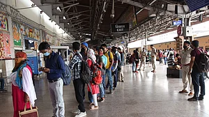 रोजगार की आस! कोरोना की दूसरी लहर के सुस्त पड़ते ही 'परदेस' लौटने लगे प्रवासी मजदूर, जानें तीसरी लहर पर क्या कहा?