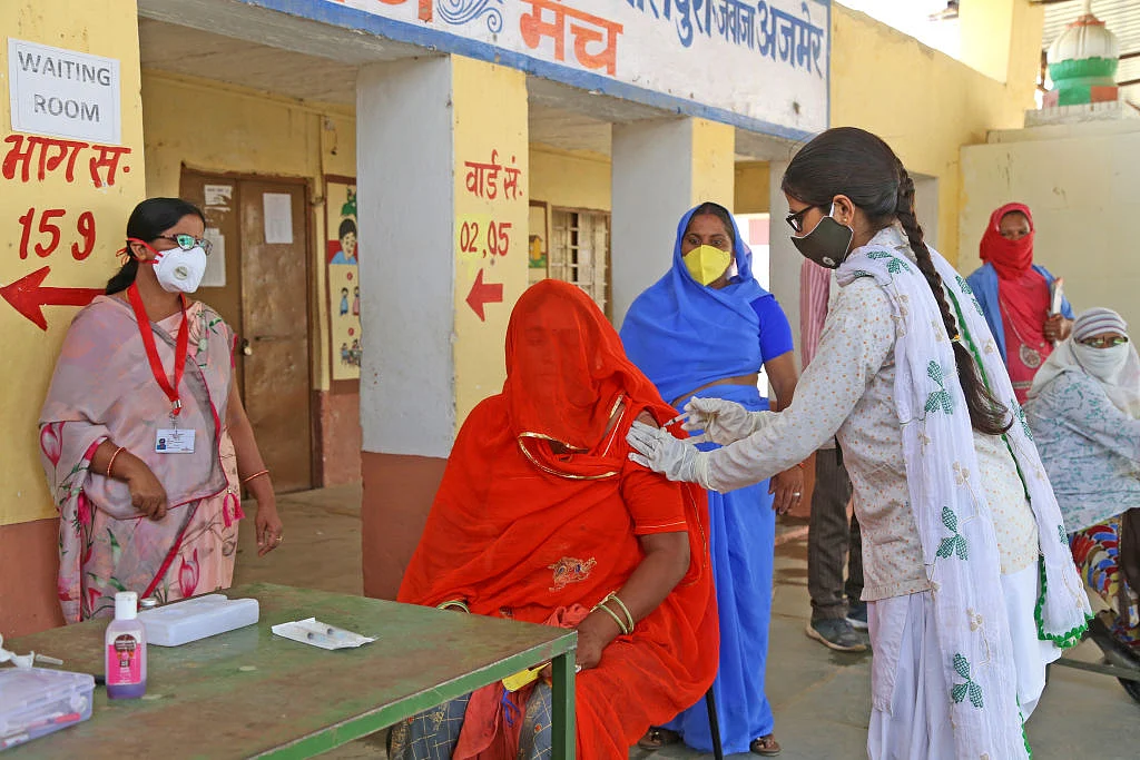 स्लॉट बुकिंग की दिक्कतों के बीच ही गांवों में पहुंच नहीं रही वैक्सीन, ऊपर से अफवाहों का बाजार गर्म