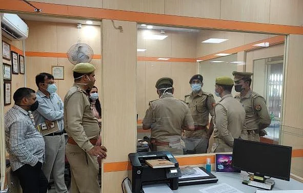 यूपी: पैसा निकालने बैंक गया था शख्स, गार्ड ने मार दी गोली, वजह जानकर रह जाएंगे हैरान 