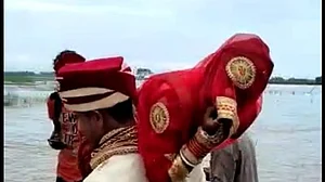 बिहार में बारिश, बाढ़ और आफत: विकास के दावों की खुली पोल! दूल्हे ने अपनी गोद में उठाकर दुल्हन को पार कराई नदी