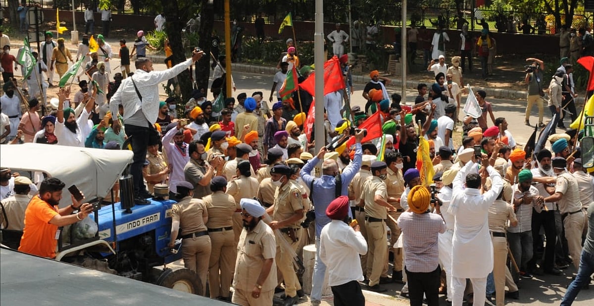 किसानों ने पंजाब और हरियाणा में दिखाई ताकत, चंंडीगढ़ घेरा तो अधिकारियों ने राज्यपालों के नाम लिया ज्ञापन
