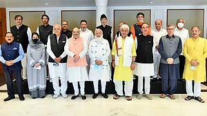 राम पुनियानी का लेखः प्रजातान्त्रिक प्रक्रियाएं और कश्मीर की गुत्थी, दिल की दूरी बन्दूक की नोक पर कम नहीं होती